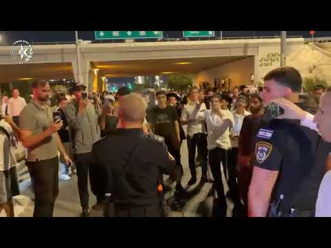 Полиция пытается разогнать протестующих на шоссе 4