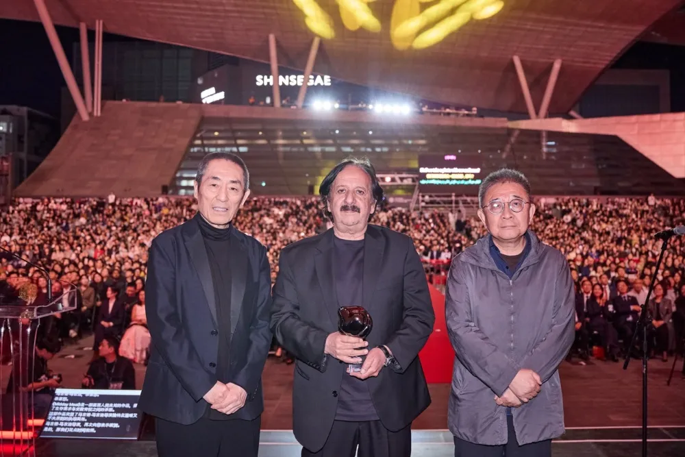 Busan Film Festival Records Massive Crowds Amid Political Debates