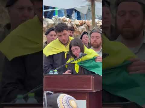 Сестра погибшего бойца ЦАХАЛа читает псалом на похоронах