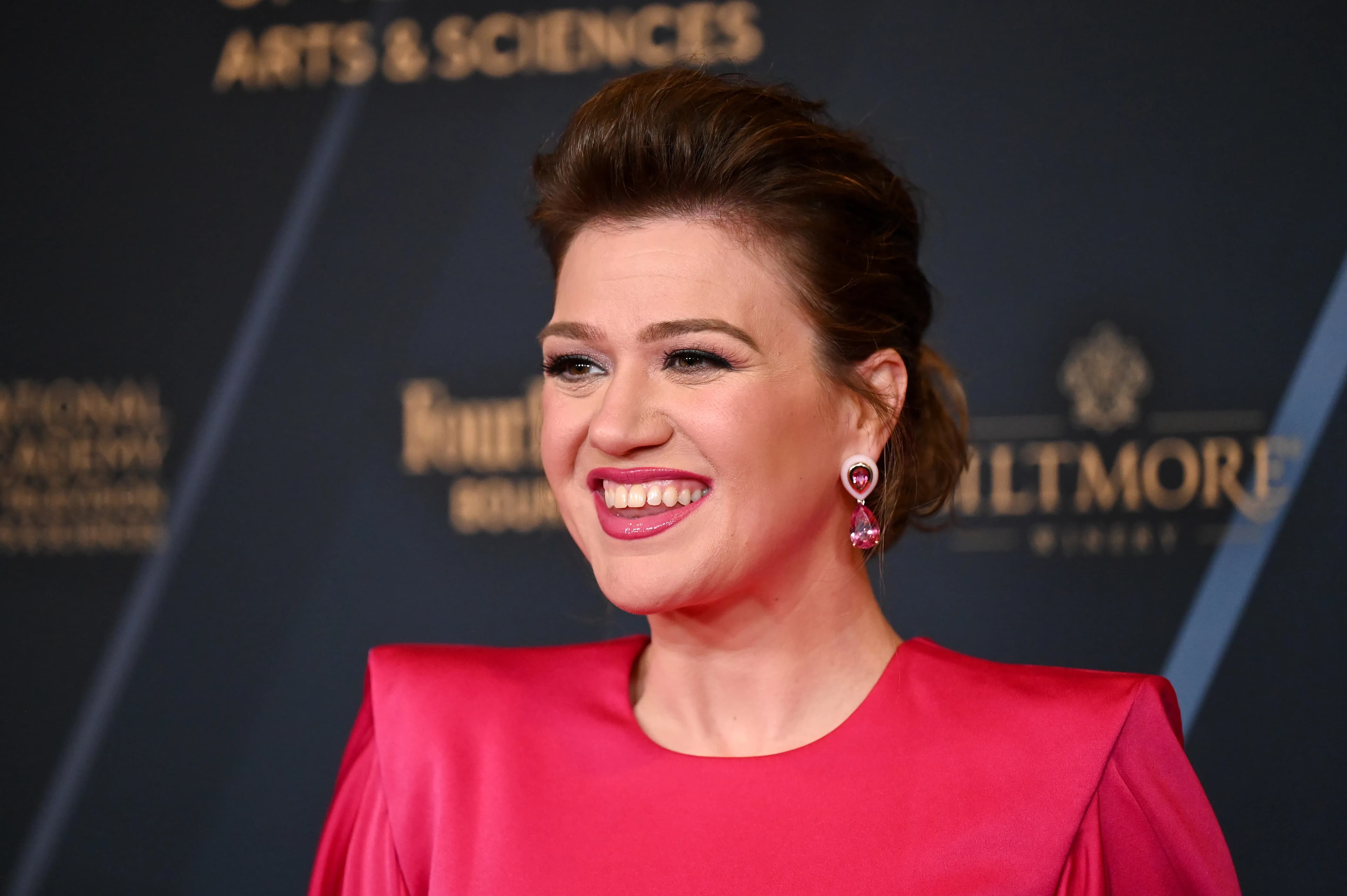 Kelly Clarkson Slams Brooklyn Store; Shop Responds Over Bird Item